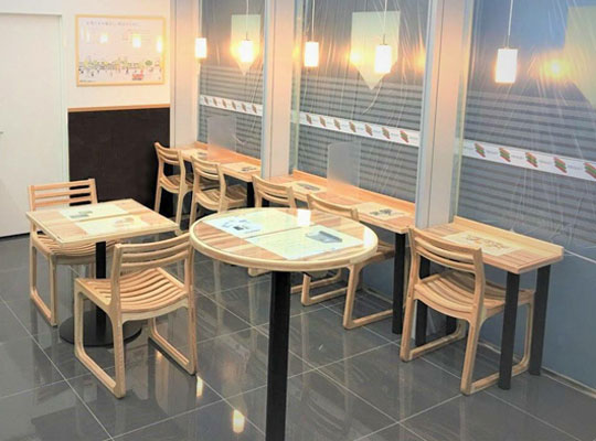 セブン-イレブン千代田二番町店 イートインスペースのテーブル・椅子